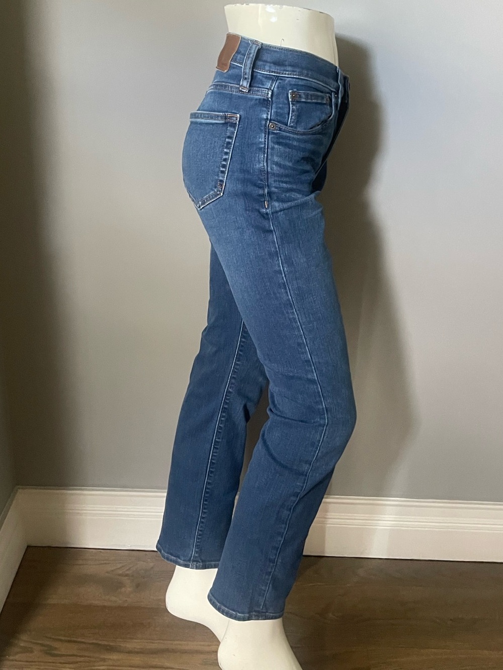 Madewell Straight-Leg Women’s Jeans in Medium Blue Wash - Picture 3 of 6